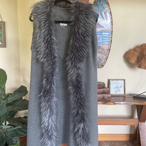 Grey blend long gilet.  The front of the piece is trimmed in a lovely faux fur - Picture 2 of 2